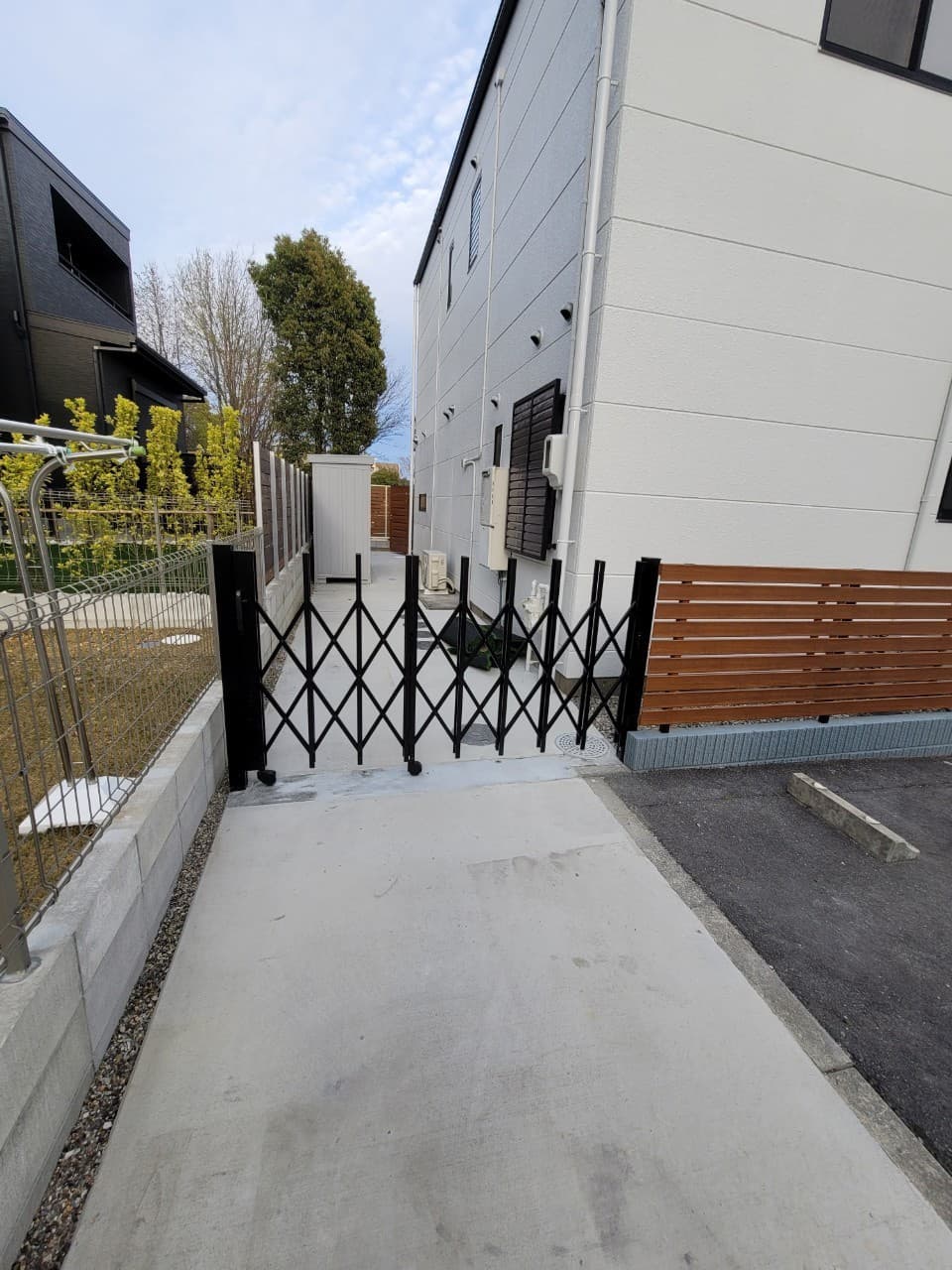 アコーディオンゲート設置 | 名古屋市守山区のエクステリア工事ならイズ美